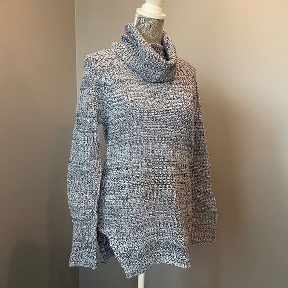 Derek Heart Sweater - Picture 3 of 9